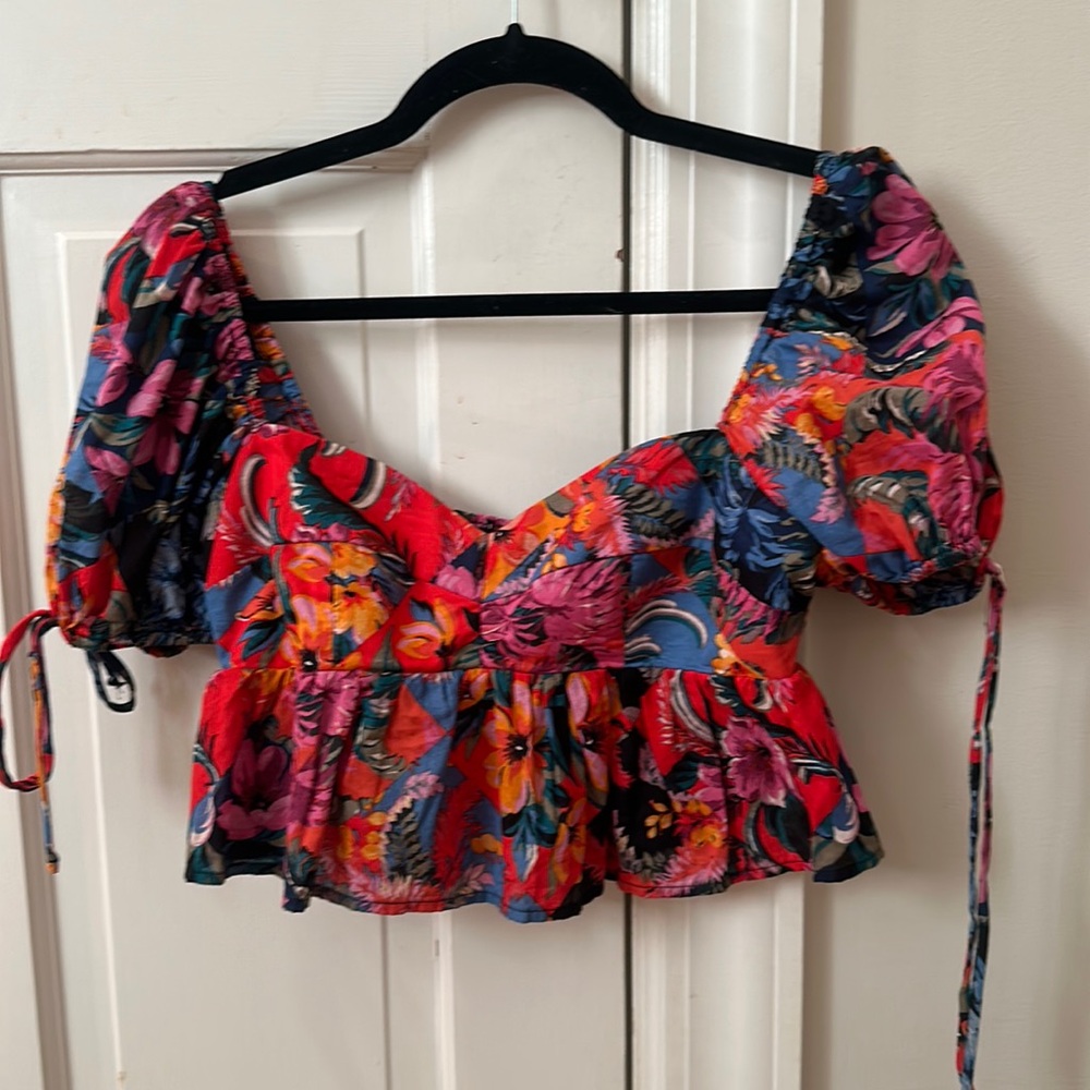 Olivaceous cropped puffed sleeves top size M